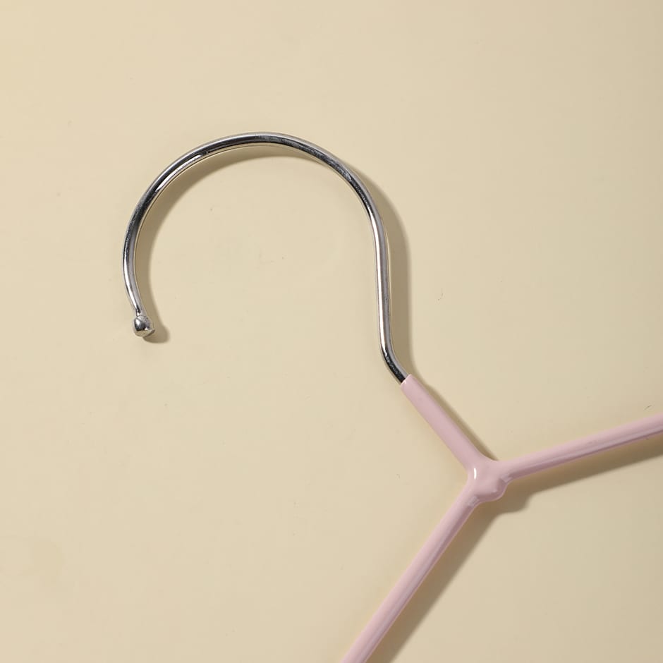Detalle del gancho metálico plateado y cuello de armador rosado