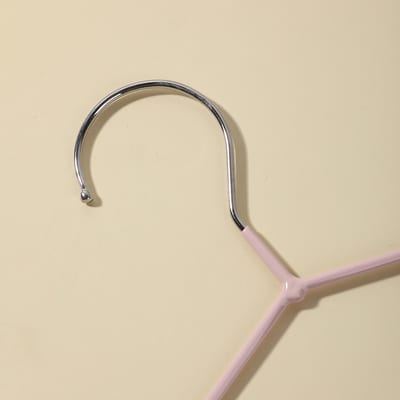 Detalle del gancho metálico plateado y cuello de armador rosado