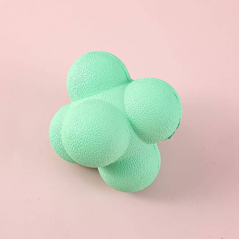 Pelota saltarina irregular de color verde menta con relieve granulado