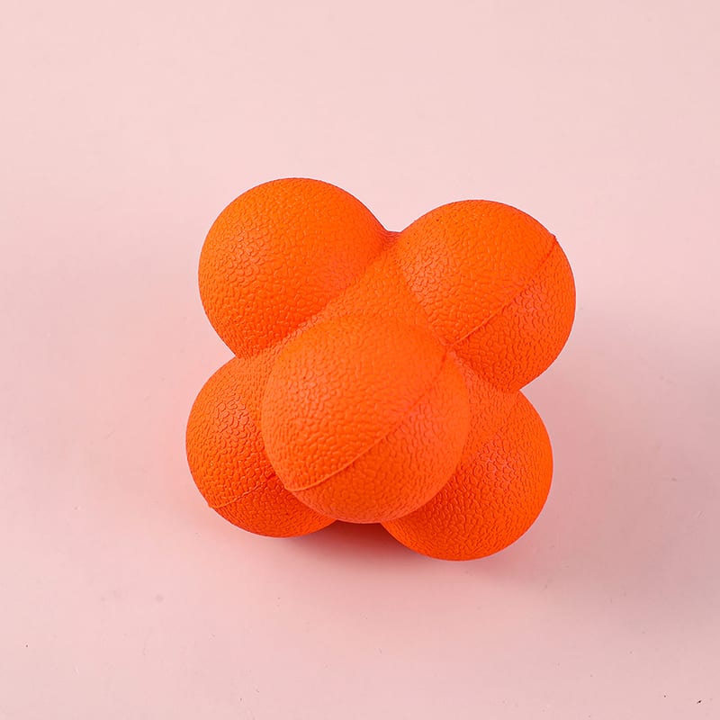 Pelota saltarina irregular de color naranja con relieve punteado
