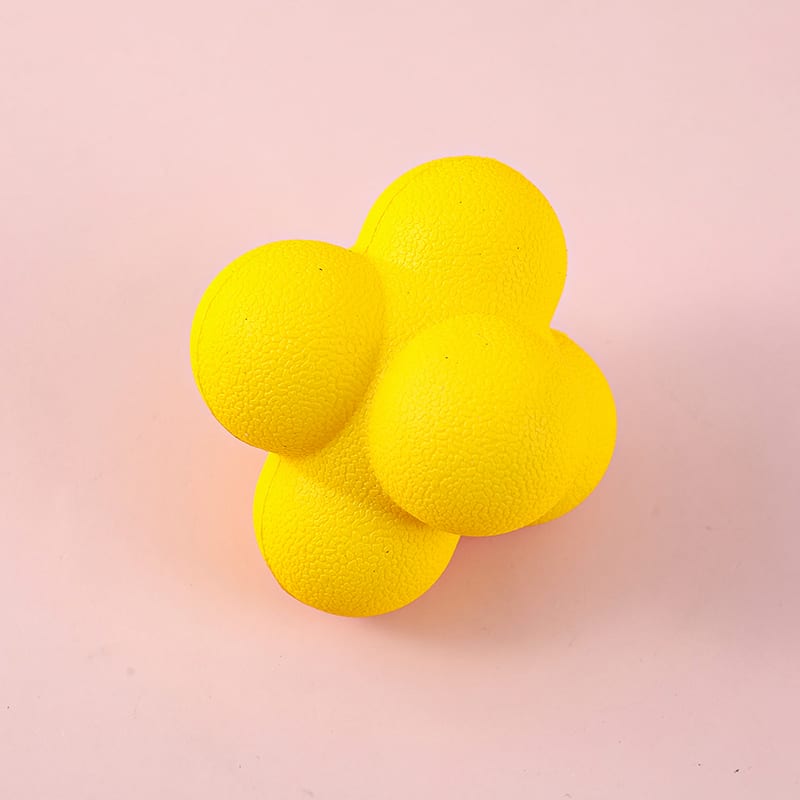 Pelota saltarina irregular de color amarillo con superficie texturizada