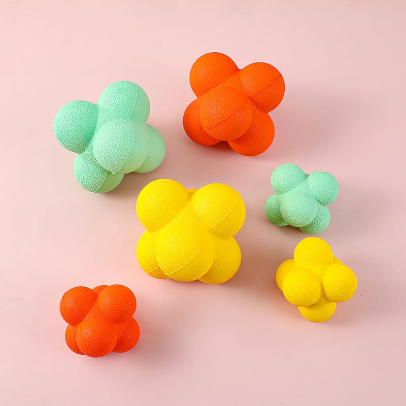 Varios modelos y tamaños de pelotas saltarinas irregulares en verde, amarillo y naranja