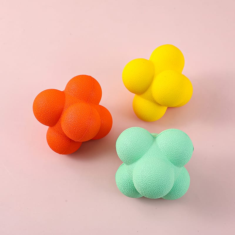 Tres pelotas saltarinas irregulares de color naranja, amarillo y verde menta