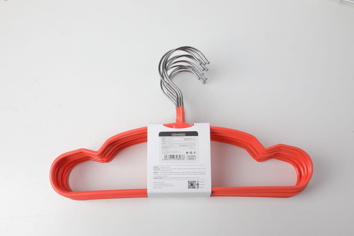 Set de perchas infantiles con silueta en forma de nube vistas por detrás
