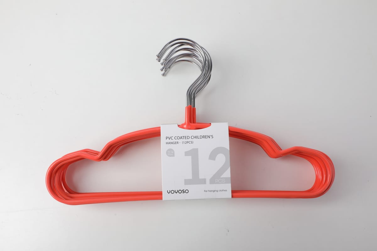 Set de doce perchas infantiles color naranja con forma de nube y faja frontal