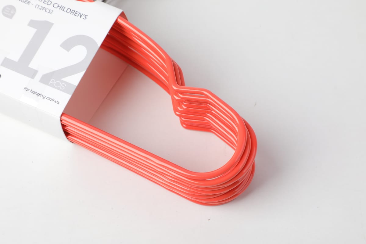 Primer plano del perfil ondulado y recubrimiento color naranja de las perchas