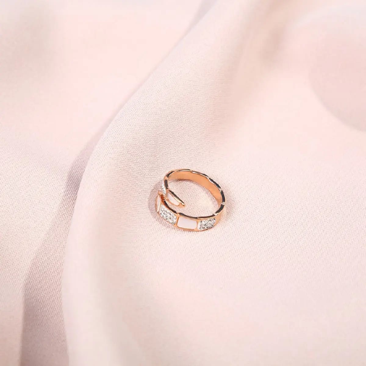 Anillo dorado con gemas llamativas para mujer