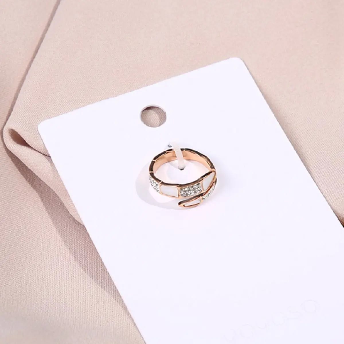Anillo dorado con gemas llamativas para mujer