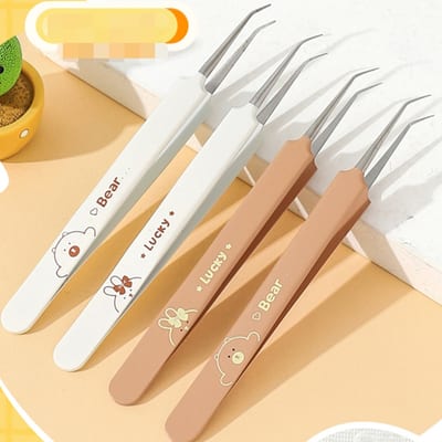 Cuatro pinzas curvas para limpieza facial con mango ilustrado en blanco y caramelo