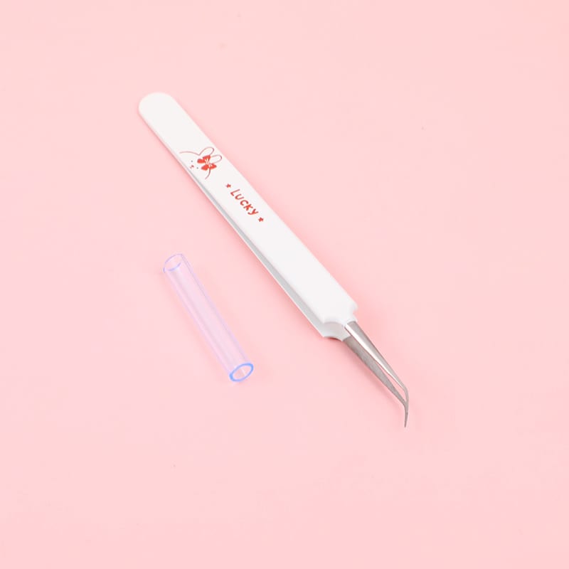 Pinza curva para puntos negros de color blanco con capuchón protector transparente
