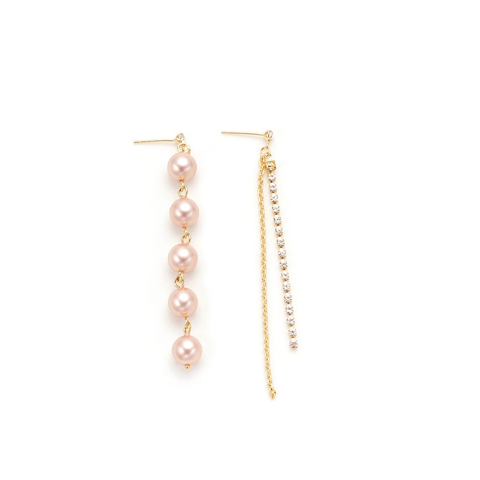 Par de aretes largos asimétricos dorados con perlas rosadas y cadena brillante