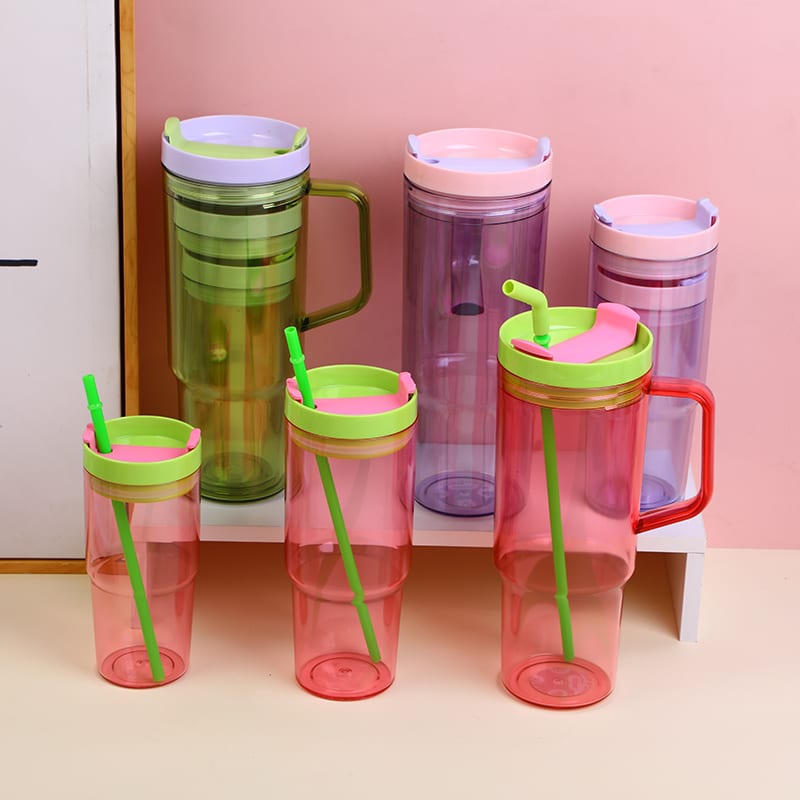 Colección de vasos apilables en tonos verde, morado y rojo con sorbetes