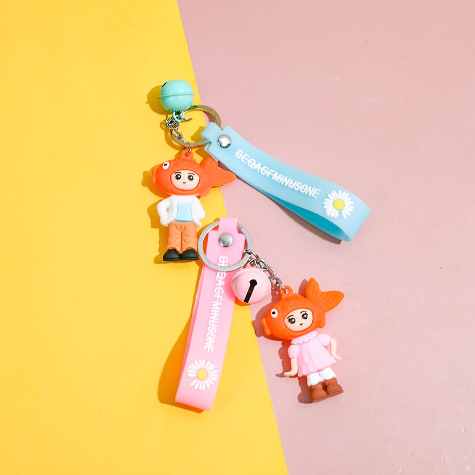 Llaveros de figura con gorro de pez naranja, cascabel y correa en tonos celeste y rosado