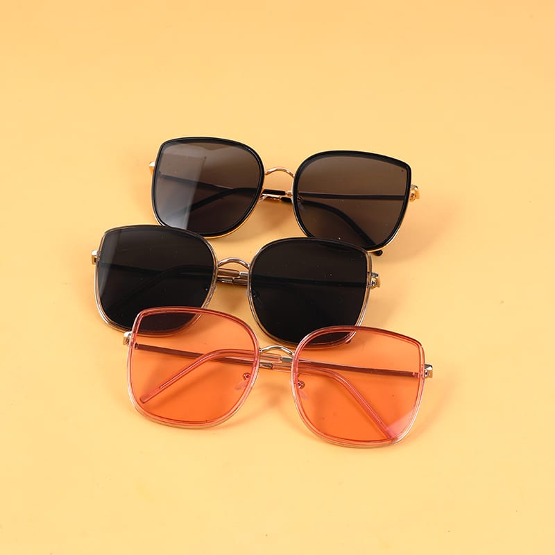 Tres pares de gafas de sol de marco metálico cuadrado en tonos negro, marrón oscuro y naranja translúcido