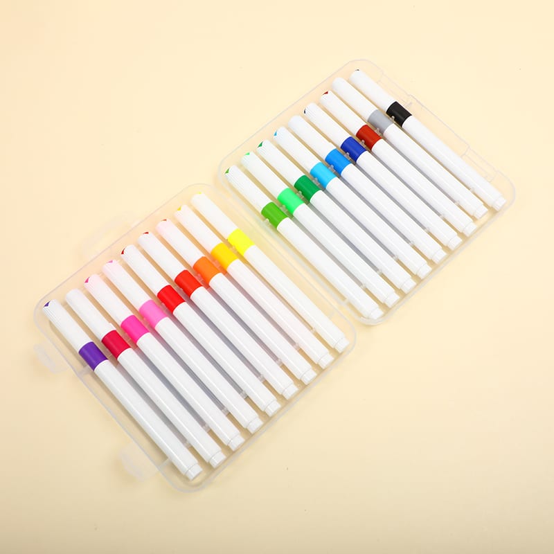 Estuche organizador abierto con dieciocho marcadores de colores ordenados en su interior
