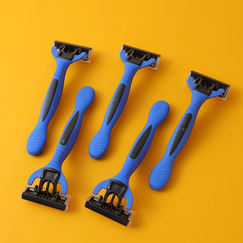 Set de cinco rasuradoras azules con mango ergonómico dispuestas sobre fondo amarillo