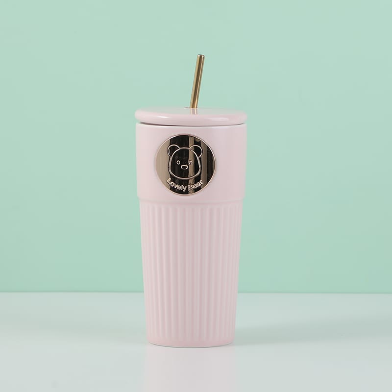 Vaso de cerámica rosado acanalado con tapa, sorbete dorado y medalla de osito