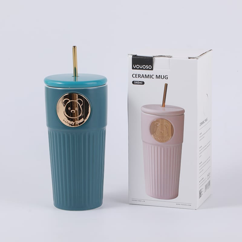 Vaso de cerámica azul con sorbete junto a su caja de empaque