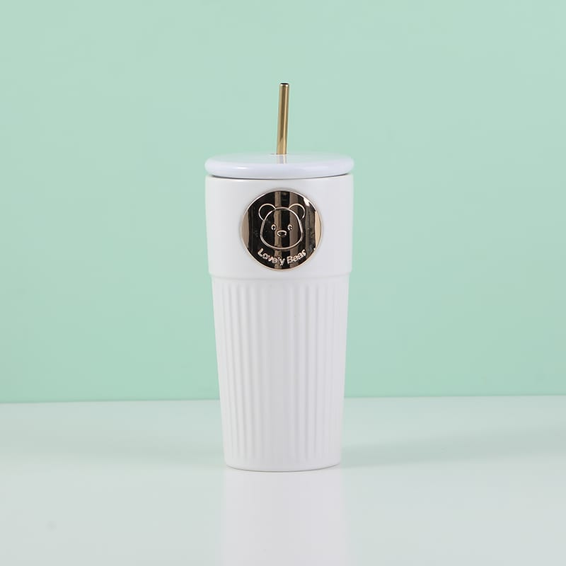 Vaso de cerámica blanco acanalado con tapa, sorbete dorado y medalla de osito