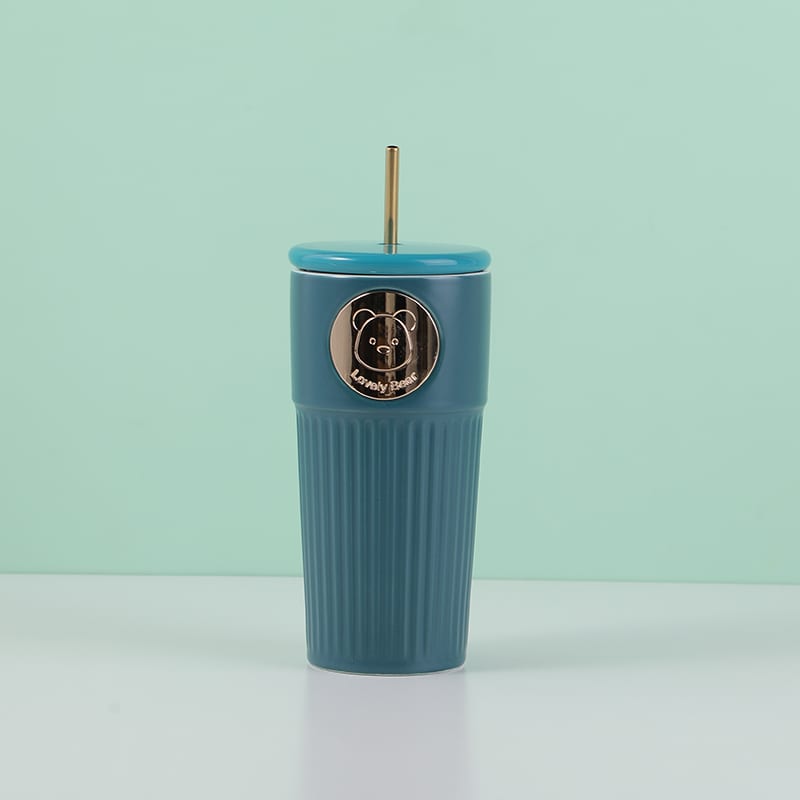 Vaso de cerámica azul petróleo acanalado con tapa, sorbete dorado y medalla de osito