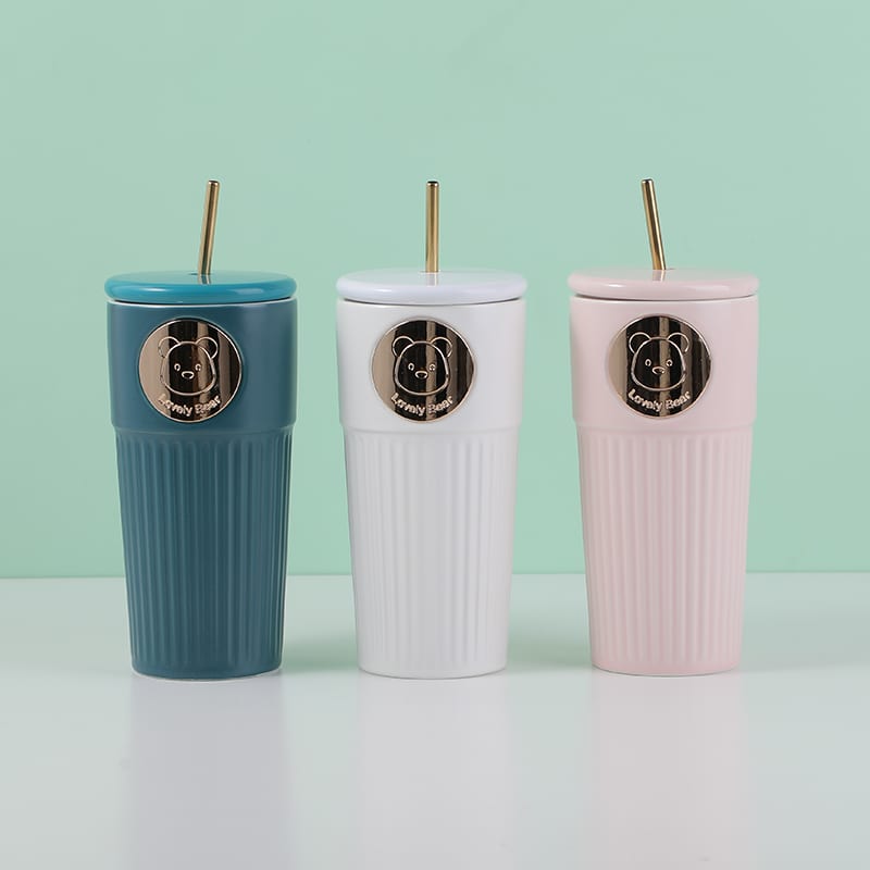 Trío de vasos de cerámica acanalados alineados en azul, blanco y rosado