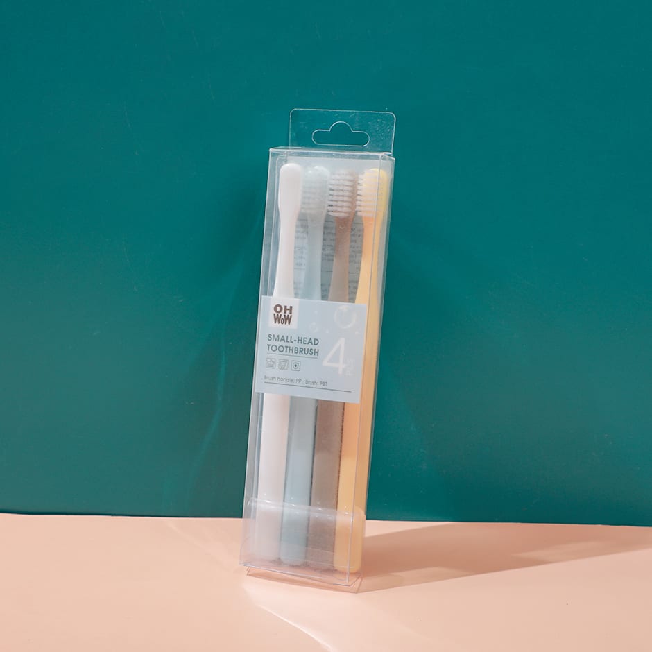 Caja transparente que contiene un set de cuatro cepillos de dientes en tonos pastel