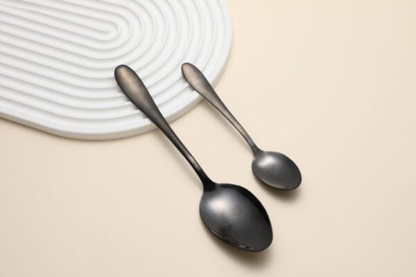 Clásico Set de Cubiertos negros 4pcs - Imagen 3