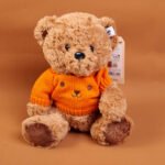 Muñeco de Peluche Oso Sentado con Suéter Naranja TEDDY ISLAND - 25 cm (Color Oscuro)