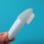 Cepillo Facial de Silicona con Mango Largo – Azul - Imagen 3