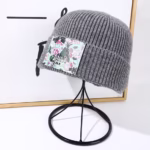 Gorro Tejido con Etiqueta de Cuero Estilo Literario – Color Gris