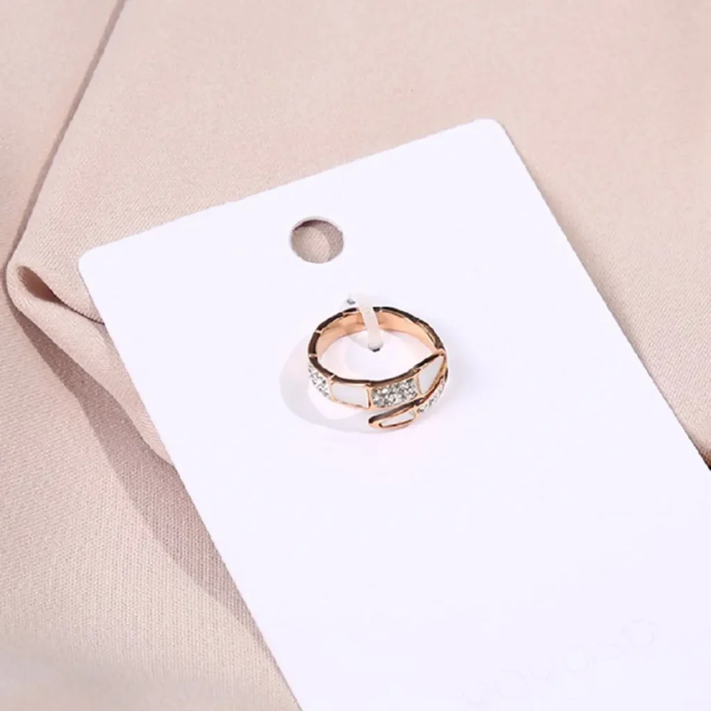 Anillo dorado con gemas llamativas para mujer