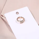 Anillo dorado con gemas llamativas para mujer