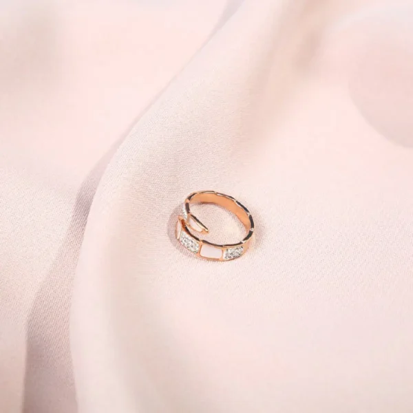 Anillo dorado con gemas llamativas para mujer