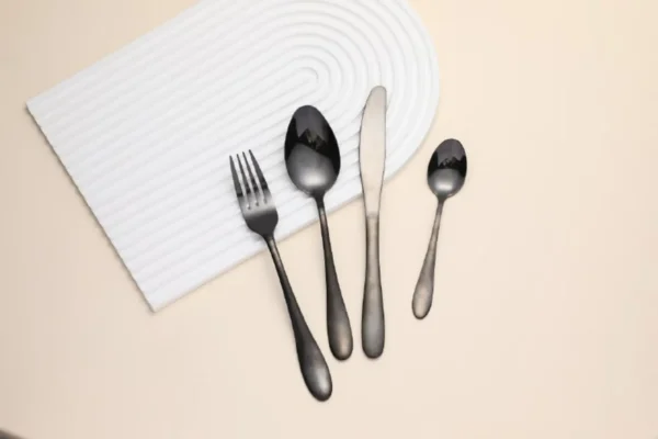 Set de 4 Pcs Cubiertos Negros Tornasol YOYOSO