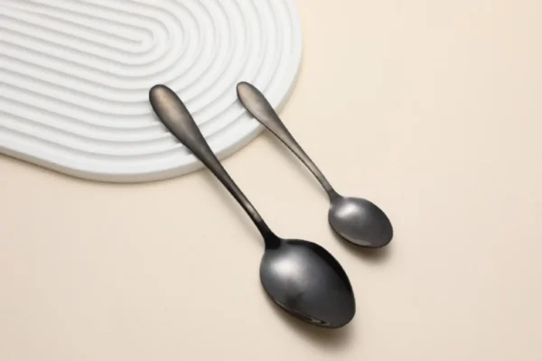 Set de 4 Pcs Cubiertos Negros Tornasol YOYOSO