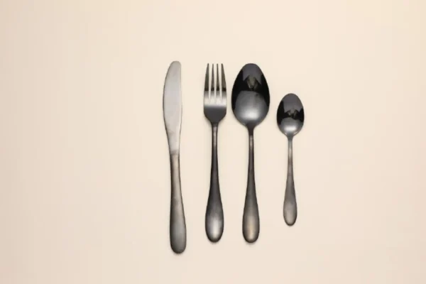 Set de 4 Pcs Cubiertos Negros Tornasol YOYOSO