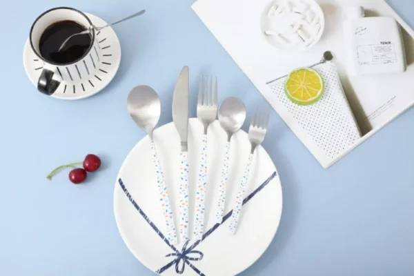 Set de 4 Piezas Cubiertos Blancos con Puntitos YOYOSO
